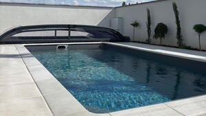 Nízké zastřešení bazénu Desjoyaux v antracitové barvě