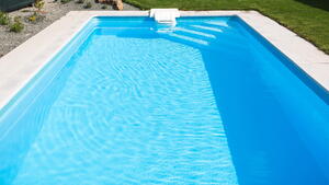Voda v bazénu je průzračně čistá také díky pravidelné údržbě