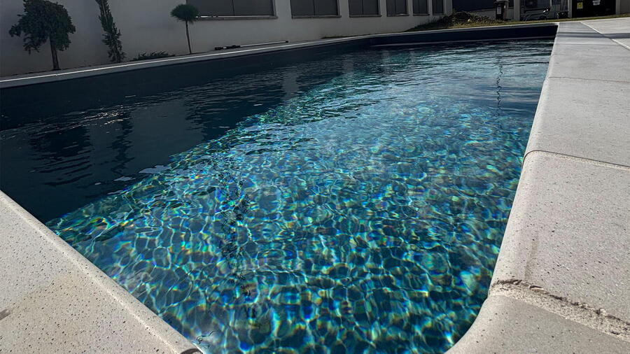 Liner v antracitové barvě v kombinaci betonovým kamenem