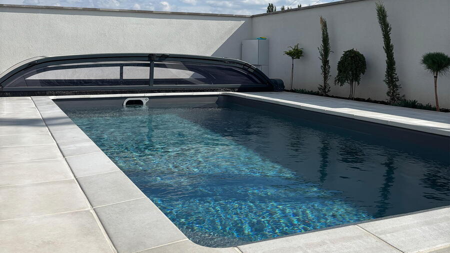 Nízké zastřešení bazénu Desjoyaux v antracitové barvě