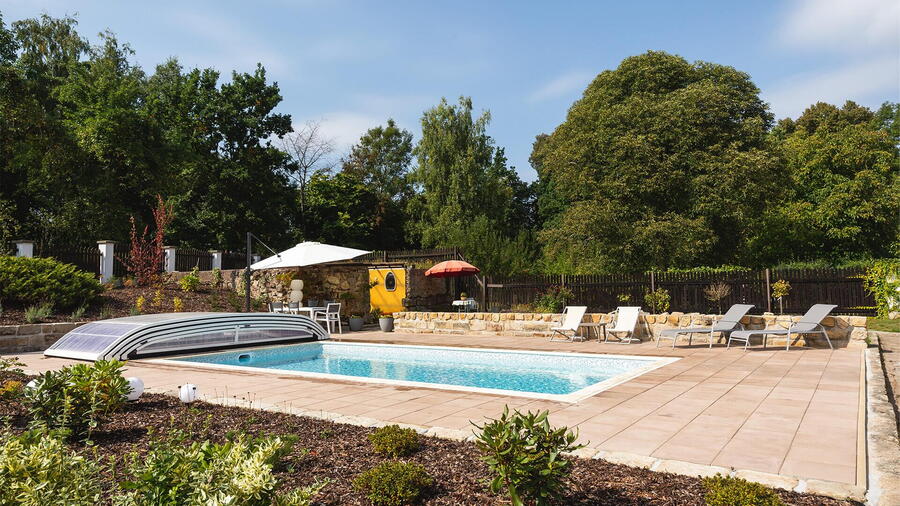 Venkovní vyhřívaný bazén slouží majitelům první sezónu
