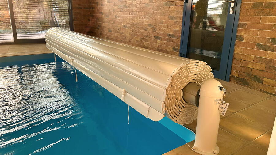 Zastřešení formou bazénové rolety v bílé barvě