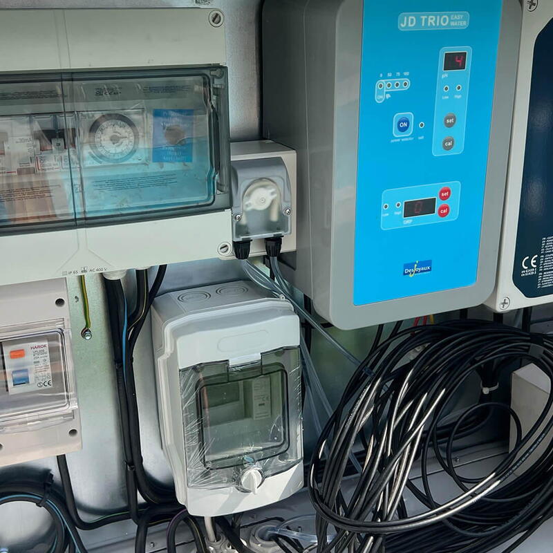 Bazén je vyhřívaný a o vše se stará automatika