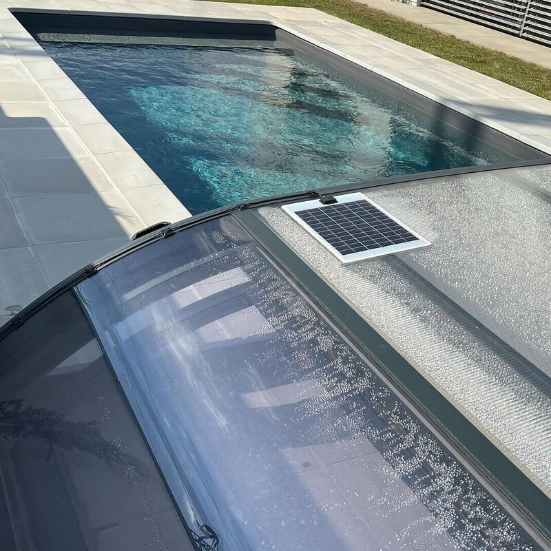 Součástí pohonu zastřešení je také solární modul a ovladač